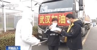 10天3次逆行去武汉，这对夫妻说“不能用钱衡量这个事” 