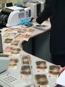 阿姨担心钱上有病毒，把3000多元钞票放进微波炉…… 