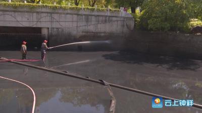 守护碧水安澜，钟祥市住建局给护城河“清垢” 