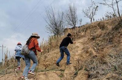 上不了网课？13名教师翻山越岭送教上门，25个村里265名学生哭了… 
