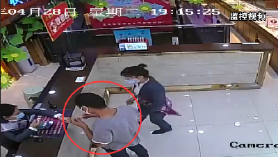 现场监控曝光！荆门中天街金店遭抢，警方17小时抓获嫌疑人！ 