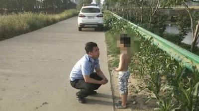 暖心！帅气民警救助迷路儿童 