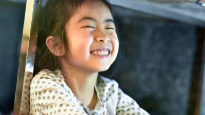 7岁女孩案板下学习一个月，网友：案板上是生活，案板下是未来！