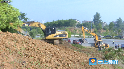 钟祥市依法对承天东路一处已征收土地上的表面附属物进行清除
