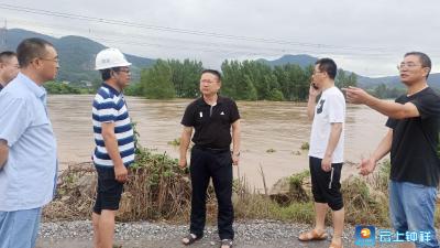 何平在钟祥市双河镇检查指导救灾工作