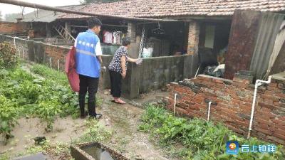 钟祥市郢中街道网格员雨后巡查排灾情