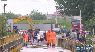 暴雨导致钟祥市双河镇安岭渡河水漫桥  道路交通中断