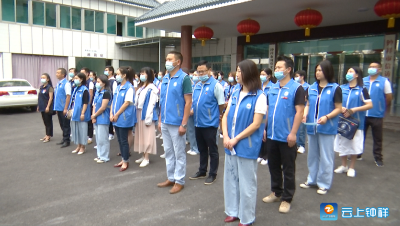  钟祥“格格”上街头 文明交通入人心  