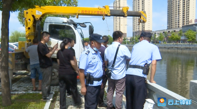 惊险！钟祥男子停车失误坠湖，医院保安跳水救人