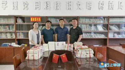 钟祥市图书馆开展送廉政图书进社区活动