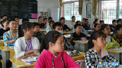钟祥四中开展“人口普查一堂课”宣传活动