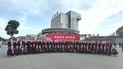 向抗疫英雄致敬！