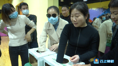 体验盲人生活  关爱盲人  钟祥志愿者在行动