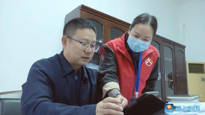 市委书记何平、市政府党组书记周军参加人口普查现场登记