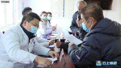 党员干部下基层  义诊服务暖人心