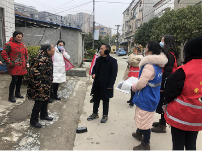 钟祥市郢中街道王家湾社区开展护城河洁净宣传活动