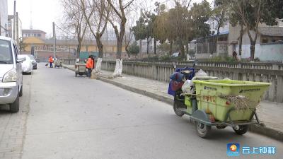 钟祥市环卫局对护城河沿线进行“大扫除”
