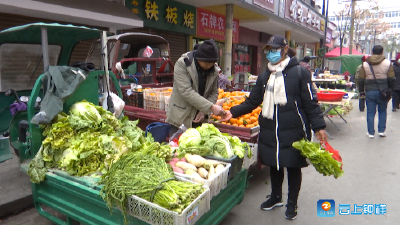 钟祥市融媒体中心记者探访城区露天菜市场  提醒广大市民人流量大个人防护不可放松