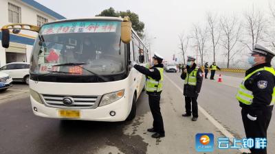保春运 钟祥交警开展客运车辆安全突击大检查