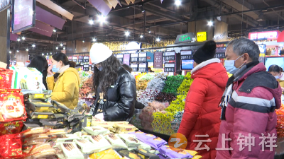 春节将至年味浓 市民选购年货忙