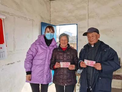 网格员代村民为高龄老人传递“特别的爱”
