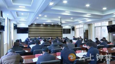 何平组织市委理论学习中心组集中学习