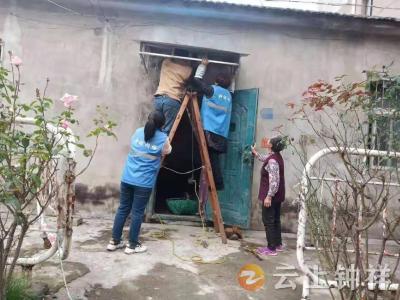 钟祥市郢中街道董家巷社区网格员 乐当独居老人的”小棉袄“