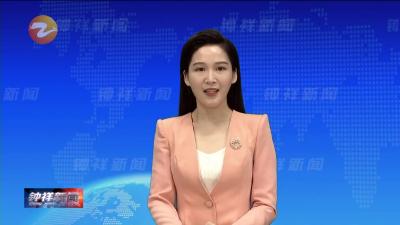 人行道上乱停车 路面井盖很“受伤”