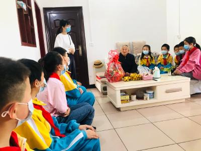洋梓小学：学党史 敬劳模