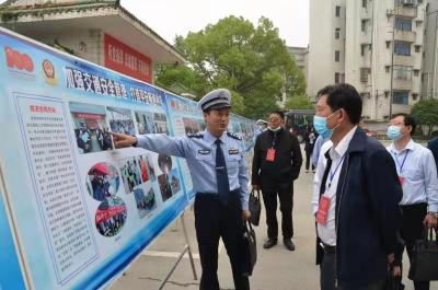 钟祥市人大代表视察郢中城区交通管理工作