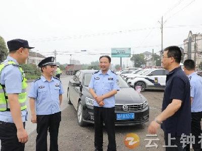 杨剑走访慰问困难党员 先进党员民警代表和执勤民辅警