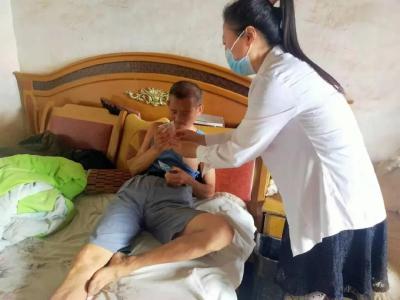 格格和村民帮助五保老人插秧苗