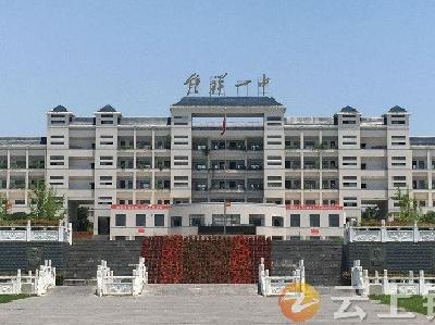 25日，钟祥一中举行高校招生咨询会