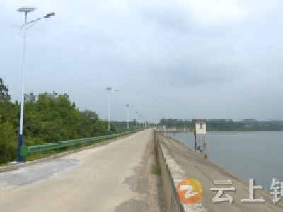 乡村路灯亮起来 照亮村民幸福路