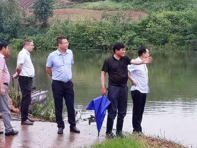强降雨来袭！长寿镇镇村干部冒雨巡查 消除安全隐患