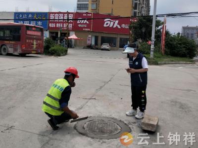 机动车道井盖破损，险！“格格”及时除隐患，赞！