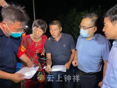 河水暴涨，钟祥市丰乐镇争分夺秒连夜转移被困群众263人 