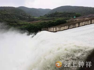 温峡口水库开闸泄洪