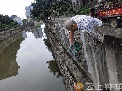 护城河护栏断裂 网格员紧急“排险”