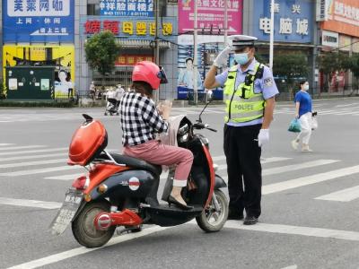 钟祥交警全力构筑疫情防控安全防线 
