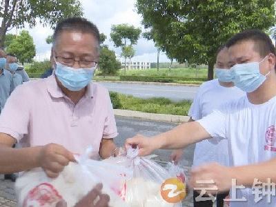 钟祥市：爱心餐企同禧楼  捐赠物资到工地