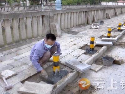 钟祥：护城河安装人行道隔离桩   安全有保障