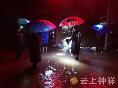 应对强降雨，长寿镇连夜紧急转移群众240人