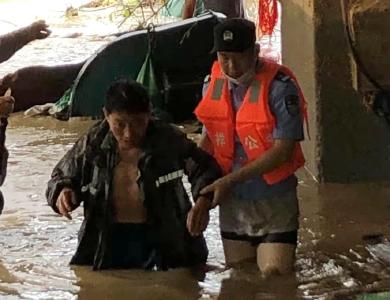 风雨中的担当和坚守 