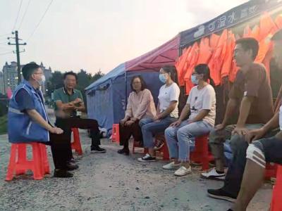 钟祥市：社区老主任退而不休，防汛大堤“传经送宝”！