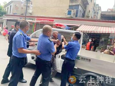 事发城河街，摊贩占道经营还持刀威胁城管……