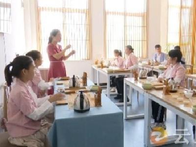 黄齐梅：扎根特校27年  用爱守护折翼天使