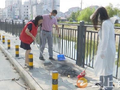 钟祥市住建局：志愿者在行动  护城河生态环境保护不放松