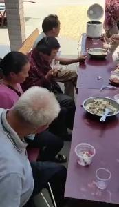 文集镇群喜村应急避难转移安置点：人心暖 饭菜香