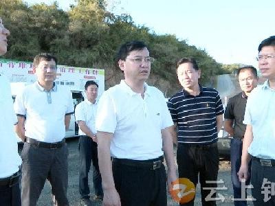 杨孟富在胡集镇检查磷石膏渣场整改和生活污水处理厂运行情况